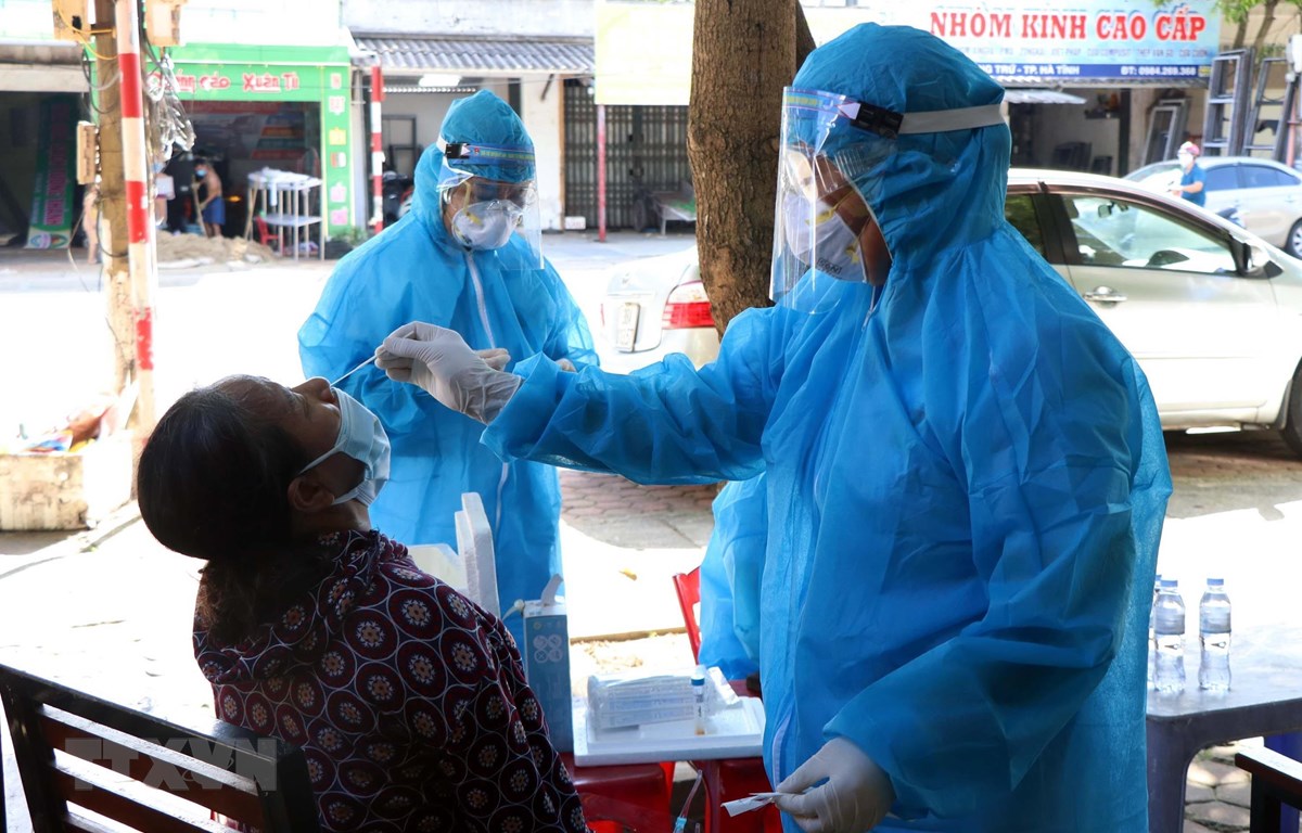 Lực lượng y tế lấy mẫu xét nghiệm ở Tổ dân phố Tân Quý, phường Thạch Quý, thành phố Hà Tĩnh. (Ảnh: Công Tường/TTXVN)
