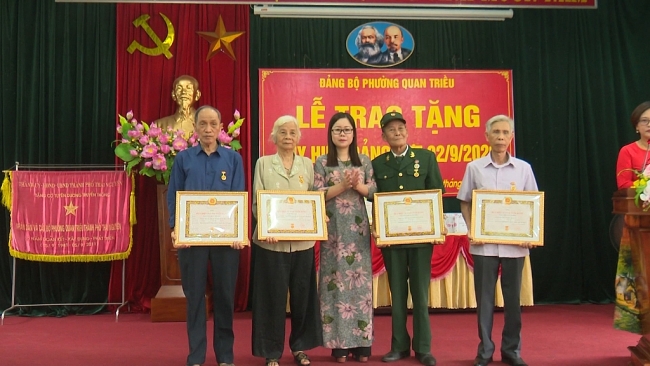 Thái Nguyên: 1.160 đảng viên được trao tặng huy hiệu Đảng đợt 2/9