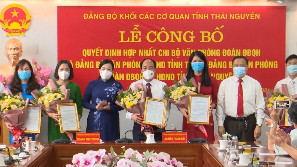 Hợp nhất Chi bộ Văn phòng Đoàn ĐBQH và Đảng bộ Văn phòng HĐND tỉnh Thái Nguyên