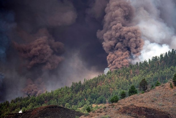 Thêm hàng nghìn người phải sơ tán do núi lửa phun trào tại Tây Ban Nha