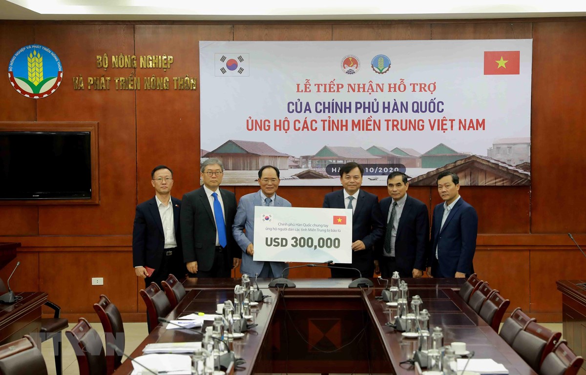 Ông Park Noh-Wan, Đại sứ Hàn Quốc tại Việt Nam trao tượng trưng gói hỗ trợ 300.000 USD cho Ủy viên Ban Chỉ đạo Trung ương về Phòng, chống thiên tai Nguyễn Hoàng Hiệp. (Ảnh: Vũ Sinh/TTXVN)