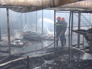 Cháy xưởng gỗ, nhiều máy móc bị thiêu rụi