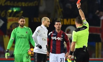 Milan thắng nhờ bàn cuối trận dù đá thiếu hai người