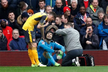Cech nghỉ bốn tuần, Arsenal thêm khó trong cuộc đua vào Top 4