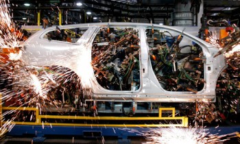 Robot 'cướp' việc làm của công nhân sản xuất ôtô