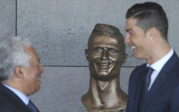 Bức tượng Ronaldo xấu xí nhận “gạch đá” từ cư dân mạng