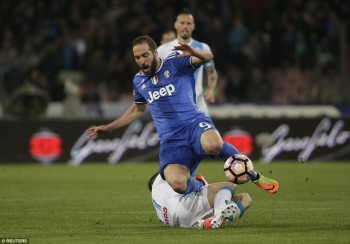 Higuain gây thất vọng, Juventus chia điểm trước Napoli