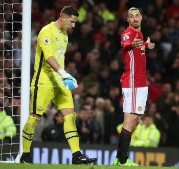 Ibrahimovic chán nản với tình hình ở MU