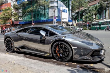 Lamborghini Huracan độ body và dán chrome ở Sài Gòn