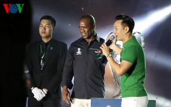 Thể thao 24h: Huyền thoại AC Milan rước cúp đến Hà Nội