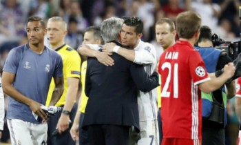 Ronaldo an ủi Ancelotti sau khi loại Bayern Munich