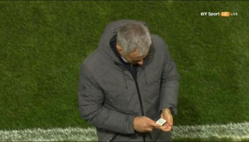 HLV Mourinho sử dụng “bùa may mắn” để giúp MU chiến thắng?