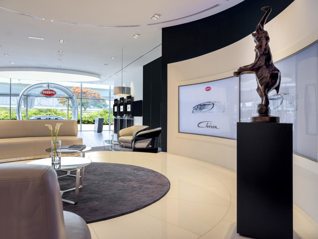 bugatti khai truong showroom lon nhat the gioi tai dubai