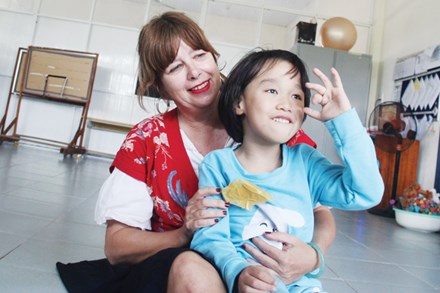 Cảm phục tấm lòng “người mẹ ngoại quốc” của hàng trăm trẻ khuyết tật Việt Nam