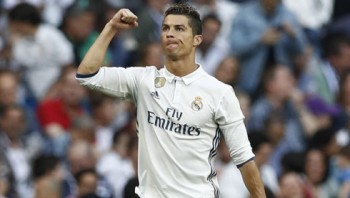 Ronaldo ghi siêu phẩm, Real đè bẹp Sevilla tiến gần ngôi vô địch