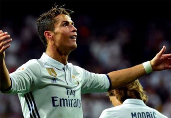 Ronaldo san bằng kỷ lục tồn tại gần nửa thế kỷ của huyền thoại Greaves
