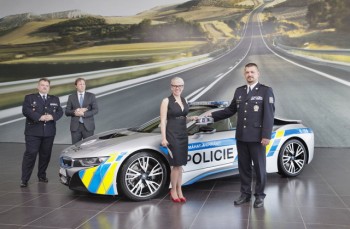 Cảnh sát Séc dùng siêu xe hybrid BMW i8