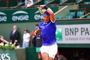 Roland Garros: Nadal thắng siêu tốc, Djokovic thi đấu đủ năm set