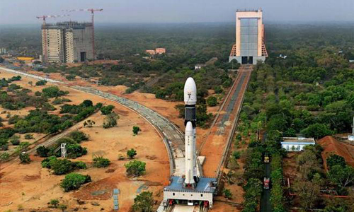 Ấn Độ phóng tên lửa khổng lồ đưa vệ tinh lên vũ trụ