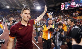 HLV mới của Roma thuyết phục Totti ở lại