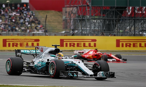 Hamilton đạt kỷ lục trên sân nhà, đuổi sát Vettel
