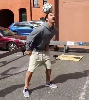 Ibrahimovic chơi bóng trở lại sau bốn tháng dưỡng thương