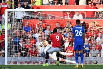 Lukaku đá hỏng phạt đền, MU hạ gục Leicester nhờ “siêu dự bị”