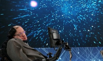 Stephen Hawking: Con người sẽ sống trên hành tinh khác trong 100 năm tới