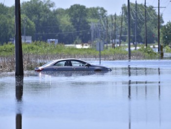 Top 10 điều cần lưu ý khi xe gặp lũ lụt