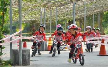 Sôi động giải đua xe đạp thăng bằng cho thiếu nhi tại Hà Nội