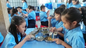 TPHCM: Nguy cơ ngộ độc thực phẩm rình rập học sinh