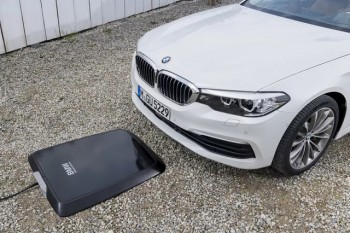 BMW giới thiệu thiết bị sạc không dây cho xe chạy điện