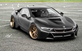 BMW i8 đen nổi bật với bánh xe màu đồng