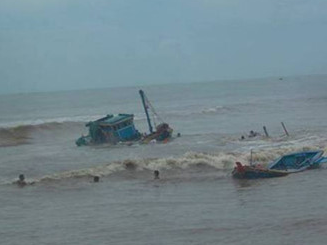 Tàu cá với 8 thuyền viên gặp nạn do ảnh hưởng của áp thấp nhiệt đới