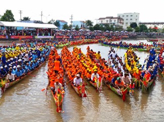 Tưng bừng lễ hội đua ghe ngo của đồng bào Khmer ở Sóc Trăng