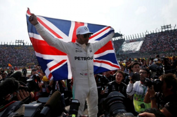 Huyền thoại F1: 'Lewis Hamilton chưa xứng với tước hiệp sỹ'