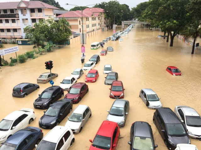 Malaysia: Xe bị ngập nước đổ về chật kín các gara ô tô