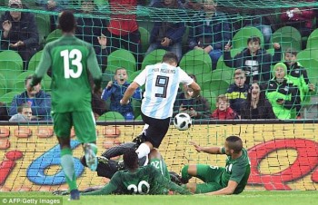 Vắng Messi, Argentina thua đậm trước Nigeria