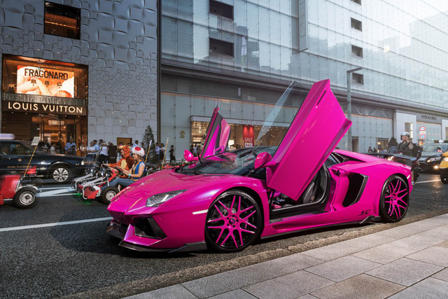 Lamborghini Aventador hồng rực rỡ trên phố