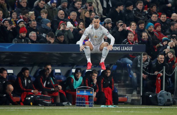 Ra sân cho MU, Ibrahimovic lập kỷ lục ở Champions League