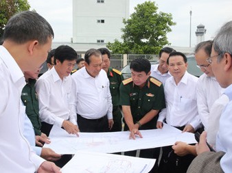 Phó Thủ tướng kiểm tra công tác an toàn bay tại sân bay Tân Sơn Nhất