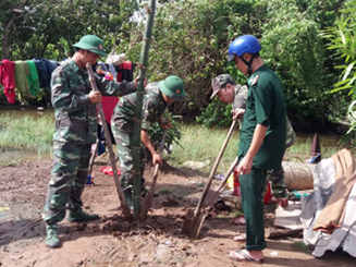 Sóc Trăng: Bộ đội giúp dân khắc phục hậu quả mưa dông