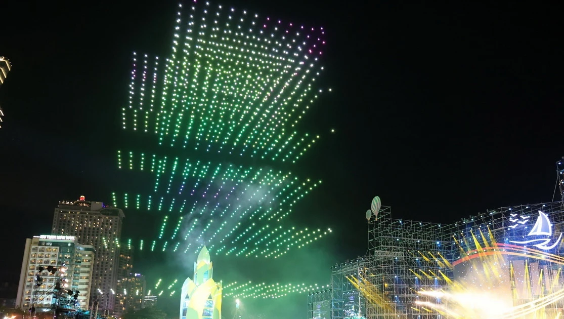 Hà Nội: Trình diễn ánh sáng bằng 2.024 thiết bị drone vào đêm Giao thừa