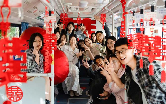 Giới trẻ Trung Quốc ưa chuộng đám cưới trên xe buýt
