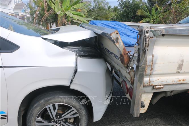 Ba xe ô tô va chạm trên cao tốc Cam Lộ - La Sơn làm 2 người tử vong