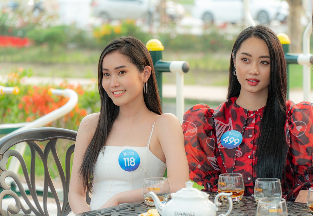 Vẻ đẹp rạng rỡ  của thí sinh Miss World Việt Nam 2022 trong khoảnh khắc hoàng hôn ở Thái Nguyên.