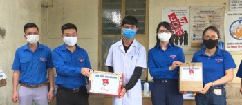 Thăm tặng quà lực lượng thanh niên tham gia phòng, chống dịch bệnh Covid-19