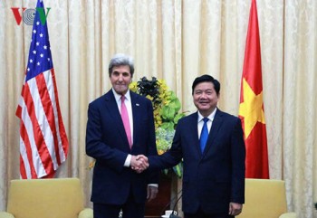 Ngoại trưởng Mỹ John Kerry chào xã giao Bí thư Đinh La Thăng