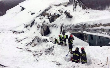 Italy không từ bỏ nỗ lực cứu hộ các nạn nhân vụ lở tuyết