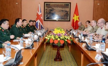 Thượng tướng Phạm Ngọc Minh hội đàm với đoàn Chủ nhiệm Quân y Quân đội Vương quốc Anh và Bắc Ai-len